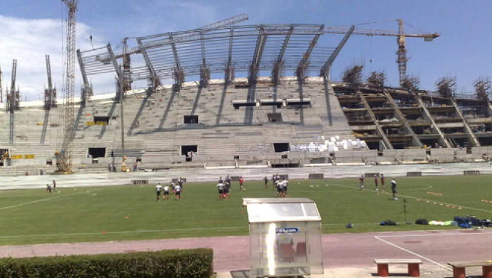 UTVIDER: Nasjonalarena Filip II av Makedonia i Skopje g�r for tiden under en massiv ansiktsl�ftning, og kapasiteten skal n�r fordobles. MMS-Foto: THOMAS S�B�/DAGBLADET