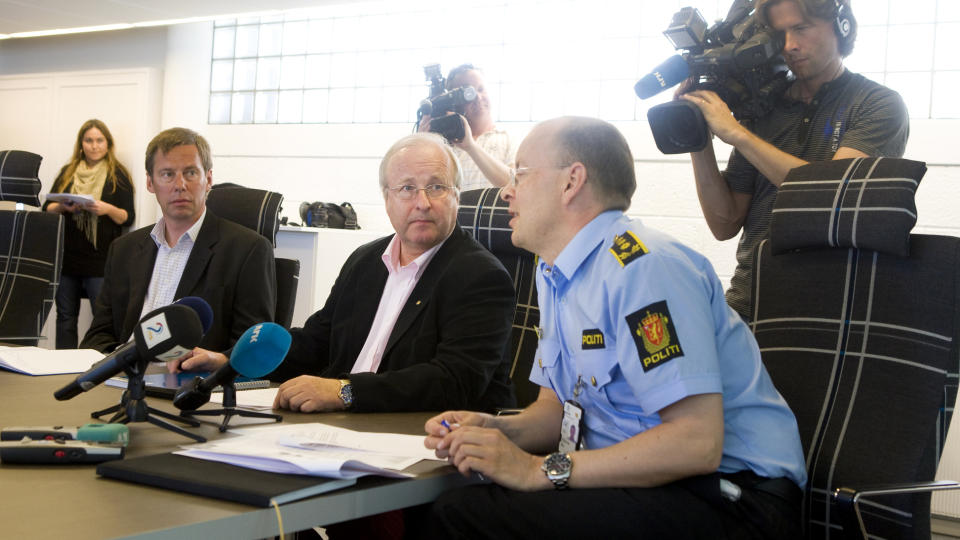 KONTROLL: Politiinspekt�r Bj�rn Vandvik i Oslo politidistrikt informerte forrige mandag pressen om politiets resultater etter gjennomf�relsen av vandelskontroll av ansatte i godkjente vaktselskap med hovedkontor i Oslo.  Petter Furulund (i midten) fra NHO, som representerer de organiserte vekterne, var ogs� tilstede. Foto: Heiko Junge / SCANPIX