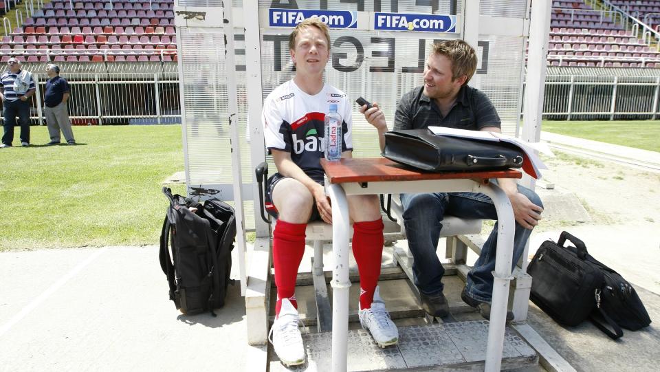 FAVORITT SENTRALT: Fredrik Winsnes ligger trolig godt an til � ta plassen som har gitt Drillo mest hodebry p� det norske laget - sentral midtbane. Dagbladet.nos lesere er ikke i tvil om at Winsnes er rett mann. Her er Godset-spilleren i samtale med Dagbladets reporter Thomas S�b� i Skopje.
Foto: Erlend Aas / SCANPIX