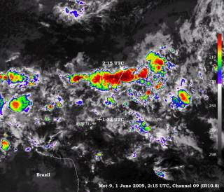 TORDENSTORM: Dette bildet, tat av den europeiske v�rsatelliten EUMETSAT, viser et stormsentra i et omr�de flyet kan ha krysset i tidsrommet da feilmeldingene ble sendt.  Foto: EPA/EUMETSAT/SCANPIX