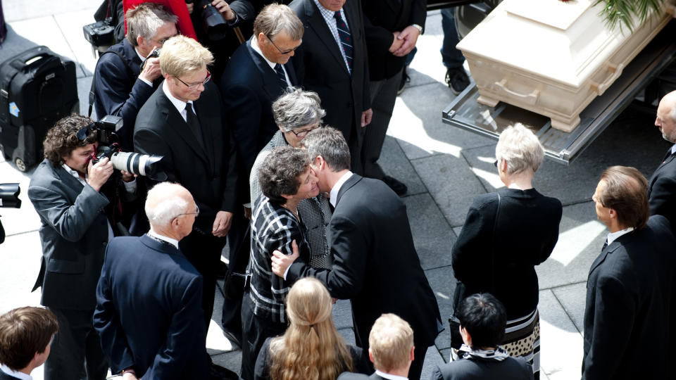 BLE MINNETHaakon Lies datter, Karen, holdt en r�rende tale p� vegne av familien. Da b�ren kom ut p� Arbeidersamfundets plass fikk hun en god klem av statsminister Jens Stoltenberg, som ogs� holdt tale til minne om Aps gigant. Foto: Thomas Skaug