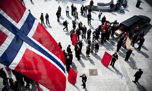 MINNESTUND Haakon Lies b�re ble f�rt ut fra Samfunnssalen etter dagens minnestund med statsminister Jens Stoltenberg, familie, venner og partikolleger til stedet. Foto: Thomas Skaug