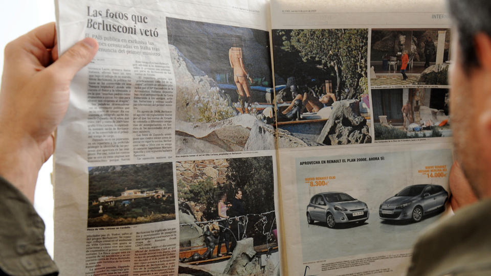LETTKLEDD NYTT�R: Den spanske avisen El Pais trykket i dag bilder av nakne gjester fra Silvio Berlusconis fest. Foto: Javier Soriano/AFP