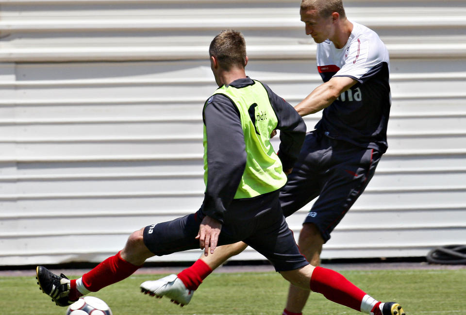 MANGE PARTNERE: Brede Hangeland har spilt med 12 forsvars- og keeperkolleger de siste 11 kampene. Her er han i en duell med en av dem Kjetil W�hler, under g�rsdagens trening. Foto: ARNT E. FOLVIK