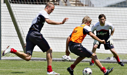 STABILITET: Brede Hangeland forklarer noe av Fulham-suksessen med kontinuiteten i forsvarsleddet. Foto: ARNT E. FOLVIK