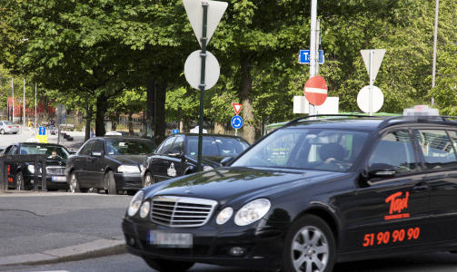 VANSKELIGE ARBEIDSFORHOLD: Stavangers taxisj�f�rer, spesielt de m�rkhudede, f�ler seg mistenkeliggjort som f�lge av voldtektssakene. Foto: ALF OVE HANSEN