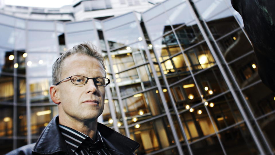 BYTTET FORLAG: Stein Morten Lier har holdt til p� Gyldendal siden 2004. Men hans femte roman kommer ut p� Aschehoug. Han mener Gyldendal har v�rt katastrofalt d�rlige til � markedsf�re b�kene hans. Foto: FRANK KARLSEN