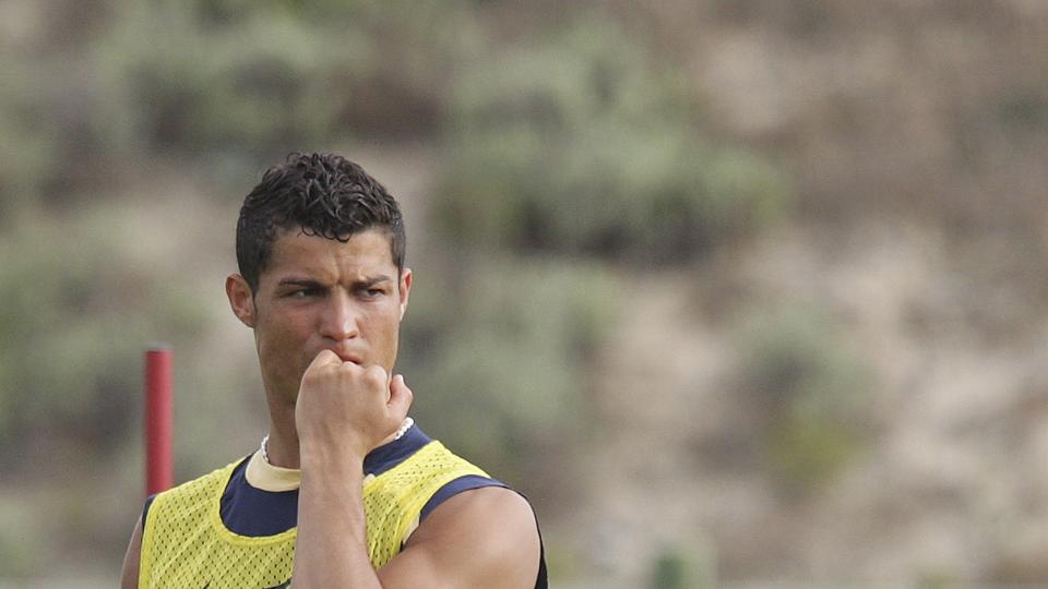 MER NEGLBITING: Cristiano Ronaldo har blitt koblet til Real Madrid til det kjedsommelige. Skjer det noe denne sommeren? Foto: EPA
