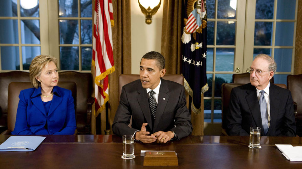 VIL HA EN NY BEGYNNELSE: USAs president Barack Obama har varslet �en ny begynnelse� - ogs� i forhold til landets Midt�sten-politikk. Her avbildet med utenriksminister Hillary Clinton og spesialutsending George Mitchell i januar. Foto: LARRY DOWNING/REUTERS/SCANPIX