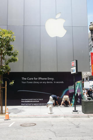 LOVLIG: Apple er neppe glade for denne koblingen mellom egen logo og et produkt som �pner iTunes som en sardinboks. Foto: JON LECH JOHANSEN