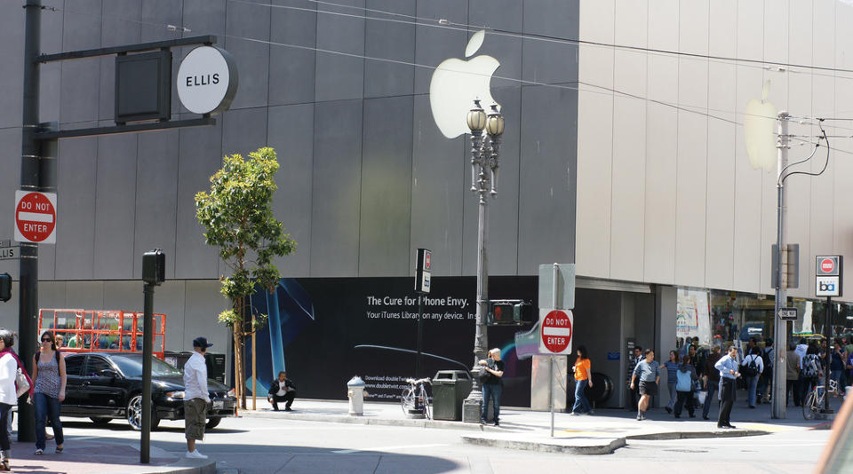 I FIENDENS LEIR: P� den svarte veggen under Apple-logoen har Jon Lech Johansens selskap DoubleTwist lykkes med � plassere et helt lovlig reklameskilt for et produkt som er en klar trussel mot iTunes. Foto: JON LECH JOHANSEN