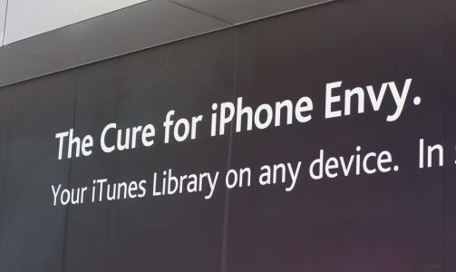 IKKE APPLES VEGG: Veggen reklameteksten er plassert p�, eies ikke av Apple, men transportselskapet BART. Foto: JON LECH JOHANSEN