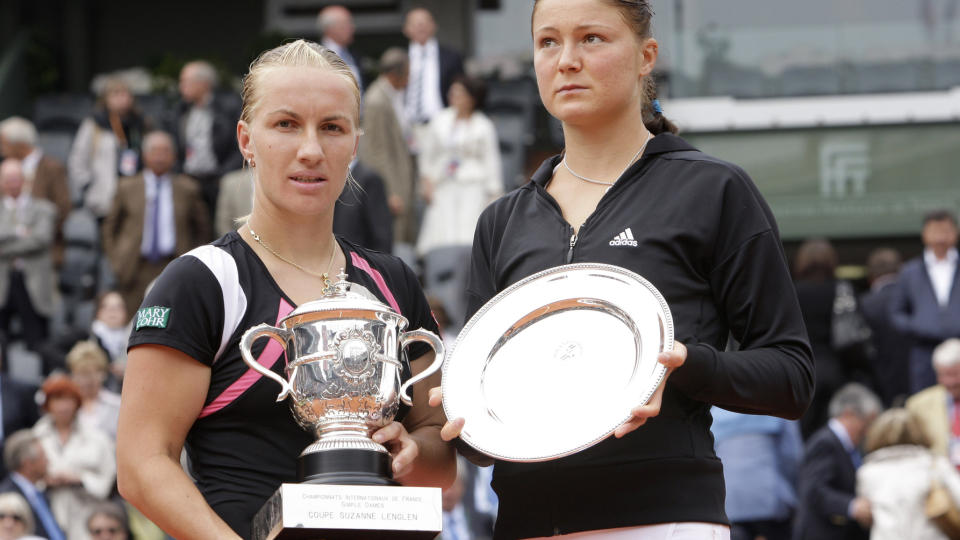 TRODDE IKKE P� FLERE GRAND SLAMS: Svetlana Kuznetsova (t.v.) hadde ikke vunnet en Grand Slam-tittel p� nesten fem �r, men i dag fikk hun fullklaff mot verdensener og landsvenninne Dinara Safina og gikk helt til topps p� r�dgrusen i Paris. Foto: SCANPIX/AP Photo/Bernat Armangue