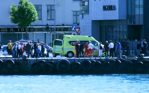 TATT INN TIL LAND: De skadde ble fraktet til kai i Stavanger, der flere ventende ambulanser fraktet dem til universitetssykehuset. Foto: TORJUSSEN FOTO