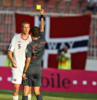 SKJEBNESVANGERT KORT: Brede Hangeland p�dro seg et gult kort i duell med Goran Pandev. Landslagskapteinen mister dermed onsdagens kamp mot Nederland.Foto: Arnt E. Folvik/Dagbladet