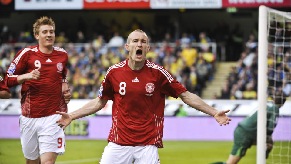 DANSK DYNAMITT: Thomas Kahlenberg lot seg ikke be to ganger da Mikael Nilsson feilet stygt i eget felt, og sendte Danmark mer eller mindre til S�r-Afrika neste sommer.Foto: AFP PHOTO / SCANPIX SWEDEN / PONTUS LUNDAHL