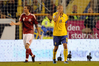 FORTVILELSENS ANSIKT: Henrik Larsson fortviler etter � ha misbrukt en kjempemulighet etter pause. I likhet med Norge, scorer ikke svenskene m�l i dette kvalifiseringsspillet.Foto: SCANPIX / AFP PHOTO / OLIVIER MORIN