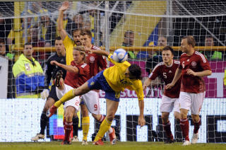 PAKKET INN: Det hviler et tungt ansvar p� Zlatan Ibrahimovic i den svenske landslagsdrakta - litt for mye n�r laget ikke fungerer som det skal.Foto: SCANPIX / AFP PHOTO / OLIVIER MORIN