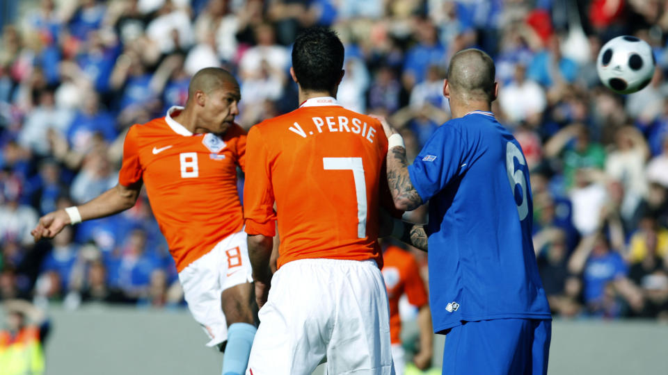 STANGET NEDERLAND TIL VM: Nigel De Jong stanget inn Nederlands f�rste m�l mot Island i 2-1 seieren i Reykjavik.Foto: SCANPIX/AFP PHOTO KJARTAN THORBJORNSSON