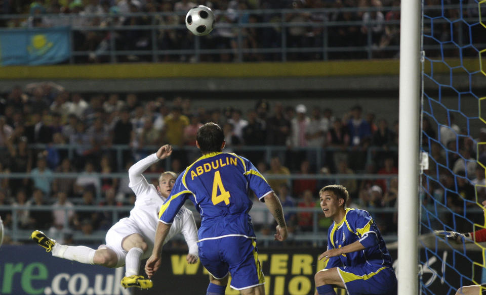 LUFTIG SVEV: Wayne Rooneys 0-3 scoring var av det luftige slaget. England flyr h�yt etter den sjette strake seieren i kvalifiseringen, og er mer eller mindre klare for VM etter at Kroatia snublet p� hjemmebane mot Ukraina. Foto: SCANPIX/AP Photo/Sergey Ponomarev