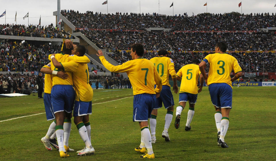 LEKTE SEG TIL SEIER: Brasil hadde ikke vunnet i Montevideo p� 33 �r, men fikk det lekende lett mot Uruguay i VM-kvalikkampen l�rdag kveld.Foto: AFP PHOTO/Miguel Rojo
