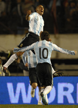 MIDTSTOPPER AVGJORDE: Midtstopper Daniel Diaz tok ansvar der stjernene sviktet, og fikk ballen i m�l for Argentina. Foto: SCANPIX/AFP PHOTO / DANIEL GARCIA