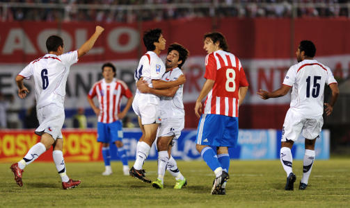 SLO GRUPPELEDEREN: Chile vant 2-0 p� bortebane mot gruppeleder Paraguay, og koblet dermed grep om en VM-plass. Her feirer chilenerne kampens f�rste scoring signert Villarreal-spiller Mati Fernandez.Foto: SCANPIX/AFP PHOTO Norberto Duarte