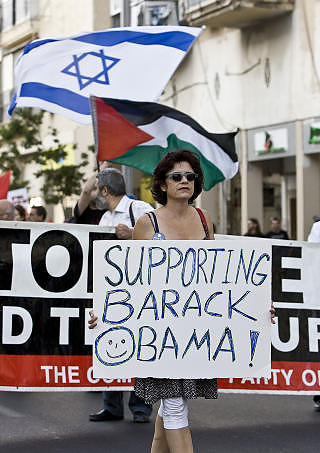 MIDT�STEN: Obama-tilhengere i Tel Aviv markerer at det er 42 �r siden seksdagerskrigen l�rdag. Foto: JONATHAN NACKSTRAND/AFP/SCANPIX