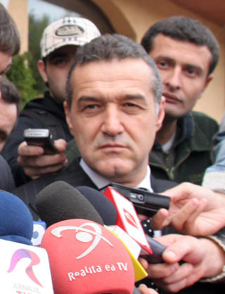 STILLER TIL VALG: Rumenske George Becali. Foto: FELICE CALABRO/AP/SCANPIX