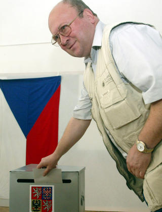 STILLER TIL VALG: Tsjekkiske Vladimir Remek. Foto: PETR DAVID JOSEK/AP/SCANPIX