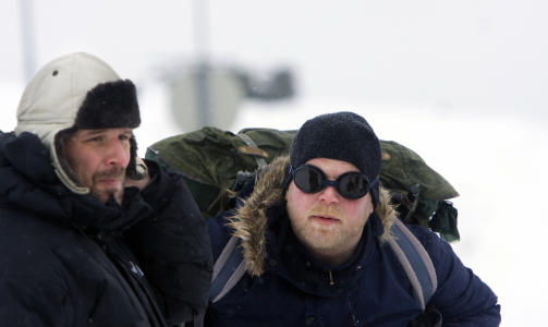  SUKSESSHISTORIE:   Regiss�r Rune Denstad Langlo og hovedrolleinnehaver Anders Baasmo Christensen under innspillingen av filmen om Jomar Henriksens reise - p� Mauken skytefelt i Troms i fjor.  Foto: JAN-MORTEN BJ�RNBAKK, SCANPIX.