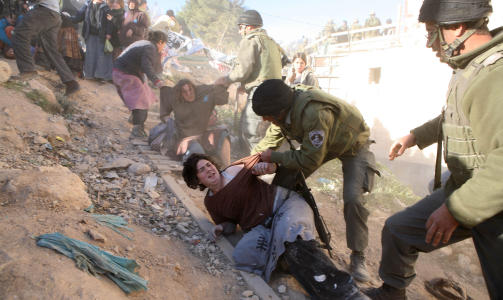 KASTET UT: Angrepet kom som en f�lge av israelske styrker med makt m�tte kaste ut ulovlige israelske nybyggere (bildet). Foto: AFP/GALI TIBBON/SCANPIX