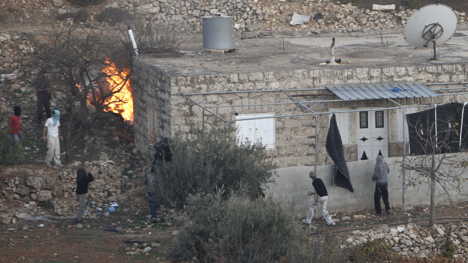 AMOK: Israelske nybyggere g�r amok mot et palestinsk hus i Hebron i desember i fjor. Foto: REUTERS/Ronen Zvulun/SCANPIX