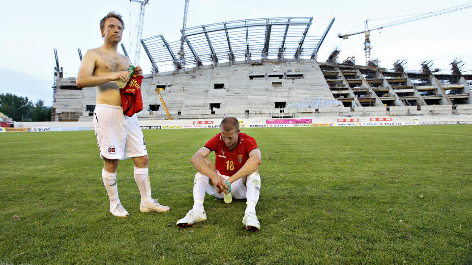 TRENGER ET KUPP: Fredrik Winsnes (t.v.) og Brede Hangeland depper etter nedturen p� Nasjonalstadion Kong Filip II i Skopje. N� trenger landslaget � gj�re et kupp i Rotterdam om VM-h�pet skal holde seg i livet fram mot h�sten, skriver Esten O. S�ther.Foto: Arnt E. Folvik/Dagbladet