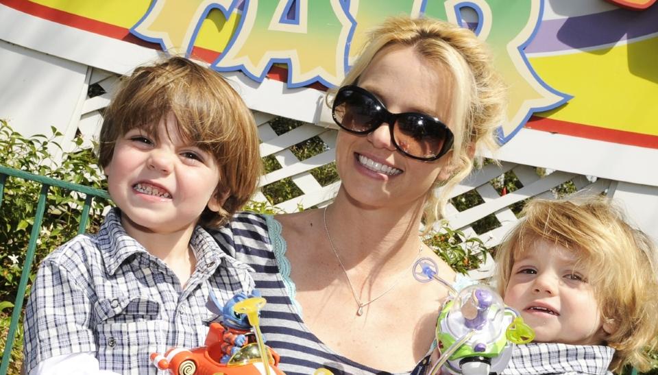NY FAR: Britneys agent trives godt med guttene Preston (t.v.) og Jaden, skriver People. Foto: AP PHOTO/DISNEY/SCANPIX