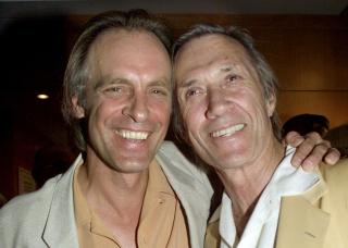 S�RGER: Broren Keith Carradine sammen med skuespilleren p� et bilde fra 2000. Foto: Scanpix