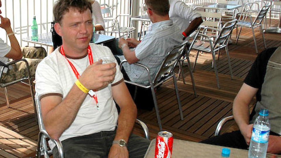  MOTORENTUSIAST:  Stig Bakke er p� plass i banen eller p� tilskuerplass p� en rekke store motorsportsarrangementer til lands og til vanns. Her som tilskuer p� det store bill�pet i Le Mans i Frankrike. Foto: www.corvetterogaland.no/