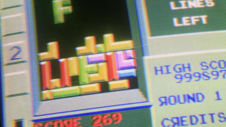 VERDENS MEST KJENTE SPILL? Tetris er solgt i 125 millioner kopier, og har drevet spillere verden over til vannvidd. Foto: Mark Lennihan/AP/SCANPIX