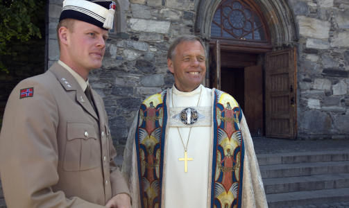 S�NNENE TIL STEDE:
Biskop Ernst Baasland (t.h.) sammen med sin s�nn, feltprest Bendik Baasland, etter avskjedsgudstjenesten i Stavanger Domkirke s�ndag. Tre av hans fire s�nner fulgte gudstjenesten.
Foto: Alf Ove Hansen / SCANPIX