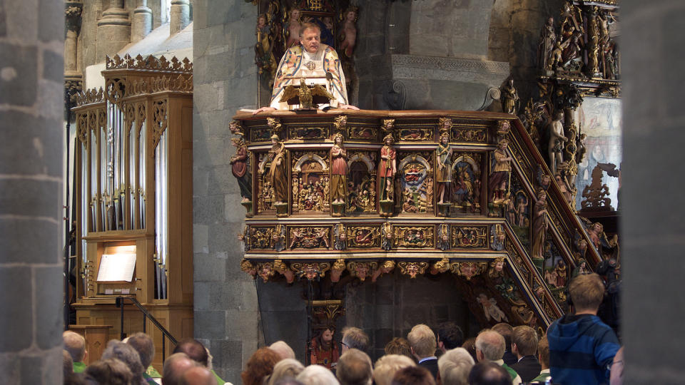 FULLSATT:
Biskop Ernst Baasland p� prekestolen under sin avskjedsgudstjeneste i en fullsatt Stavanger Domkirke s�ndag.
Foto: Alf Ove Hansen / SCANPIX