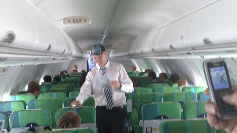 KLAMT: Str�mmangel p� flyplassen i SKopje s�rget for at flyet med det norske landslaget ombord ikke fikk i gang motorene og dermed heller ikke klimaanlegget. Det ble dermed en klam og varm ventetid f�r charterflyet kom seg avg�rde i retning Rotterdam.Foto: Thomas S�b�/MMSFoto: Thomas S�b�/MMS