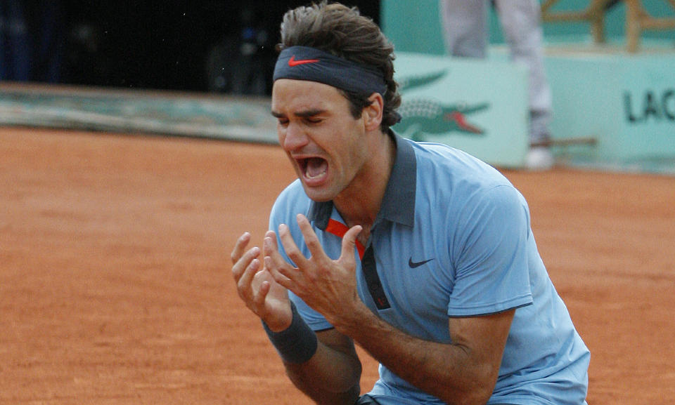 EMOSJONELT �YEBLIKK: Roger Federer hadde vunnet alt som var � vinne i internasjonal tennis med unntak av French Open. Derfor ble det mye f�lelser da sveitseren hadde beseiret Robin S�derling i ettermiddagens finale.Foto: SCANPIX