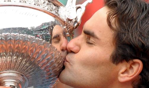 HISTORISK KYSS: Roger Federer har kysset de tre andre Grand Slam-pokalene minst tre ganger hver, men dette var f�rste gang han fikk ha intimkontakt med Coupe de Mousquetaires - pokalen til vinneren av French Open.Foto: SCANPIX/EPA/CHRISTOPHE KARABA