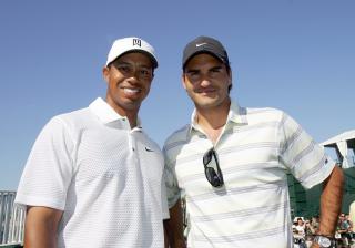 LIKE STOR SOM KAMERATEN: Tiger Woods og Roger Federer har blitt gode venner gjennom reklamejobbing for deres felles utstyrsprodusent Nike. I en reklamefilm fra et par �r tilbake minner Woods Federer om at han fortsatt har to majortitler � g� p�. I ettermiddag kom imidlertid kameraten opp p� samme antall, 14.Foto: SCANPIX/David Cannon/Getty Images/AFP