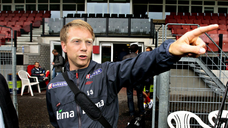 FULLT MULIG � BLI NUMMER TO: Fredrik Winsnes ser ingen grunn til � gi opp h�pet om ett poeng i Nederland og full pott i de tre siste kampene. Da er det opp til de andre gruppetoernes resultater om Norge f�r spille playoff. Her under kveldens pressetreff i Rotterdam.Foto: Arnt E. Folvik