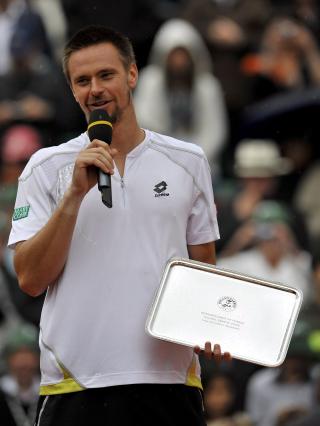 RAUS: Robin S�derling viste seg som en stor idrettsmann da han hyllet Roger Federer i sin tale til publikum p� Court Philippe Chartier etter finaletapet i French Open.Foto: SCANPIX/EPA/PHILIPPE PERUSSEAU
