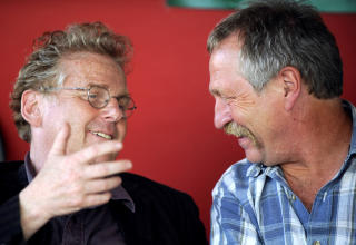 OGS� INNE: 68-eren Daniel Cohn-Bendit og den militante globaliseringsmotstanderen Jos� Bov�. Foto: JEAN PIERRE MULLER/AFP/SCANPIX