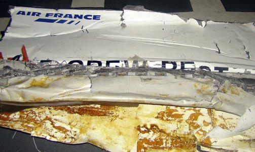 FANT VRAKDELER: Vrakdeler som n� er bekreftet � stamme fra Air France-flyet, ble funnet s�ndag. Foto: AP/SCANPIX