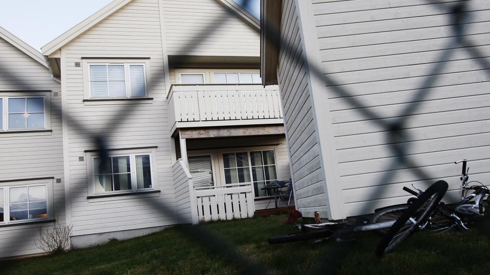 POLITIET KOM - OG GIKK: Morgenen etter den flere timer lange torturnatta gikk politiet inn i denne leiligheten, noterte navnet p� bl.a. det 16 �r gamle offeret. Men politifolkene skj�nte ikke at han skal ha blitt torturert - og forlot leiligheten. Foto: ERLING H�GELAND