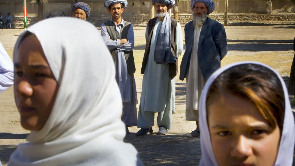 FRAMTIDA: Gjennomgripende forandring m� til for � bedre framtida for afghanske kvinner, skriver major Steinar Skaar. Dette bildet er tatt da  Jonas Gahr St�re bes�kte jenteskolen Setara i Meymaneh i Nord-Afghanistan.
Foto: Heiko Junge / SCANPIX